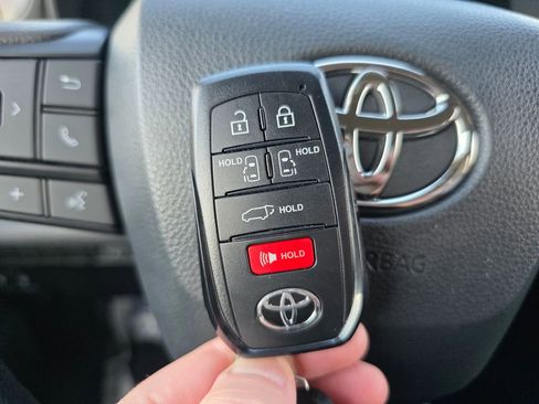 Used 2026 Toyota Sienna LE image 73