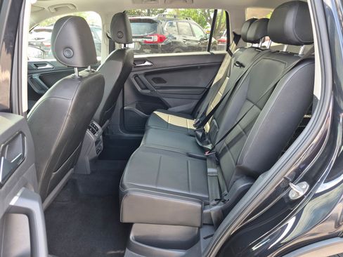 Used 2018 Volkswagen Tiguan SEL AWD/4WD image 28