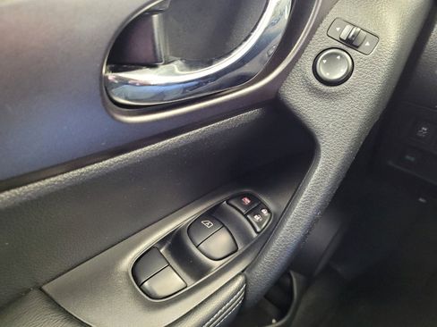 Used 2015 Nissan Rogue SV image 27