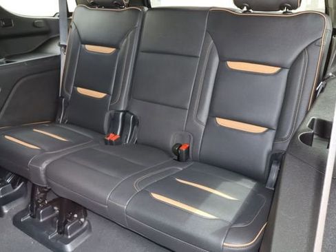 Used 2023 GMC Yukon AT4 w/ Technology Package AWD/4WD image 7