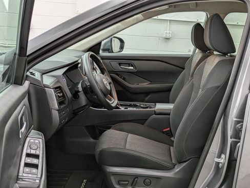 Used 2024 Nissan Rogue SV image 3