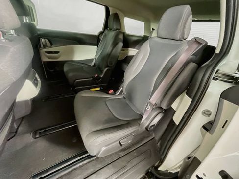Used 2023 Kia Carnival LX FWD image 23