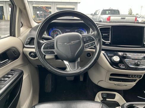 Used 2022 Chrysler Pacifica Touring-L w/ Uconnect Theater Family Group AWD/4WD image 25