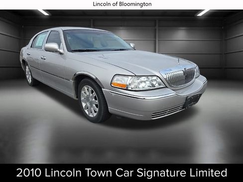 Used 2010 Lincoln Town Car Signature Limited image 1