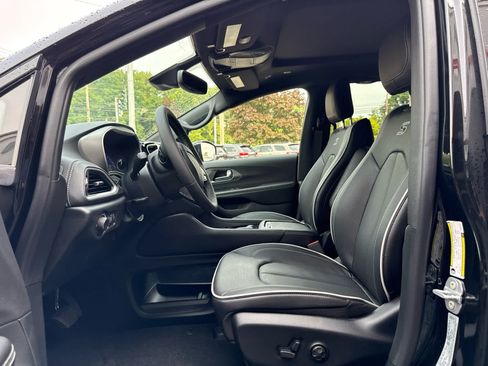 New 2027 Chrysler Pacifica Limited AWD/4WD image 13