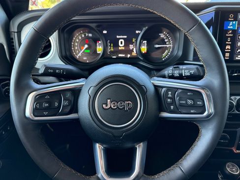 Used 2024 Jeep Wrangler Unlimited Sahara AWD/4WD image 35