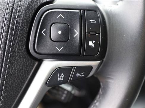 Used 2018 Toyota Highlander XLE AWD/4WD image 16