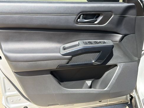 Used 2023 Nissan Pathfinder SV AWD/4WD image 13