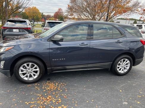 Used 2018 Chevrolet Equinox LS image 2