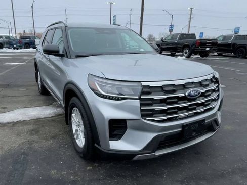 Used 2025 Ford Explorer Active AWD/4WD image 4