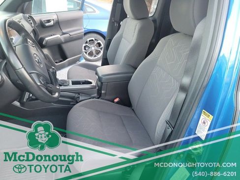 Used 2016 Toyota Tacoma TRD Sport image 11