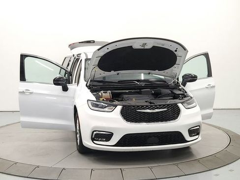 Used 2024 Chrysler Pacifica Touring-L FWD image 10