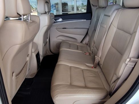 Used 2017 Jeep Grand Cherokee Limited RWD image 11
