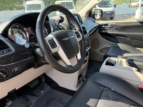 Certified 2016 Chrysler Town & Country Touring FWD image 14