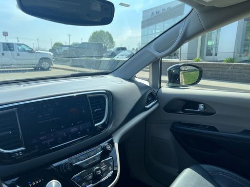 Used 2024 Chrysler Pacifica Touring-L image 20
