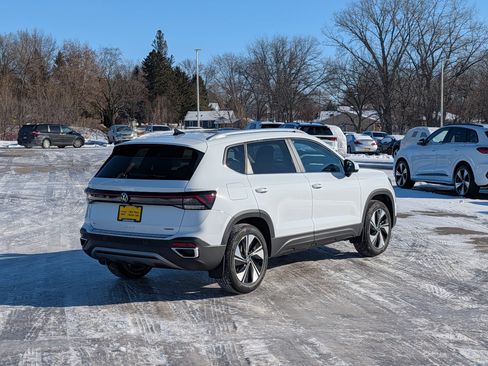 New 2026 Volkswagen Taos SE image 2