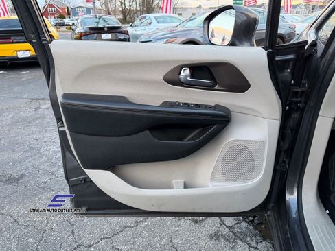 Used 2019 Chrysler Pacifica Touring-L image 29