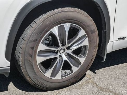 Used 2021 Toyota Highlander XLE AWD/4WD image 7