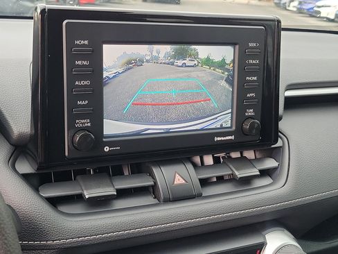 Used 2020 Toyota RAV4 LE FWD image 32