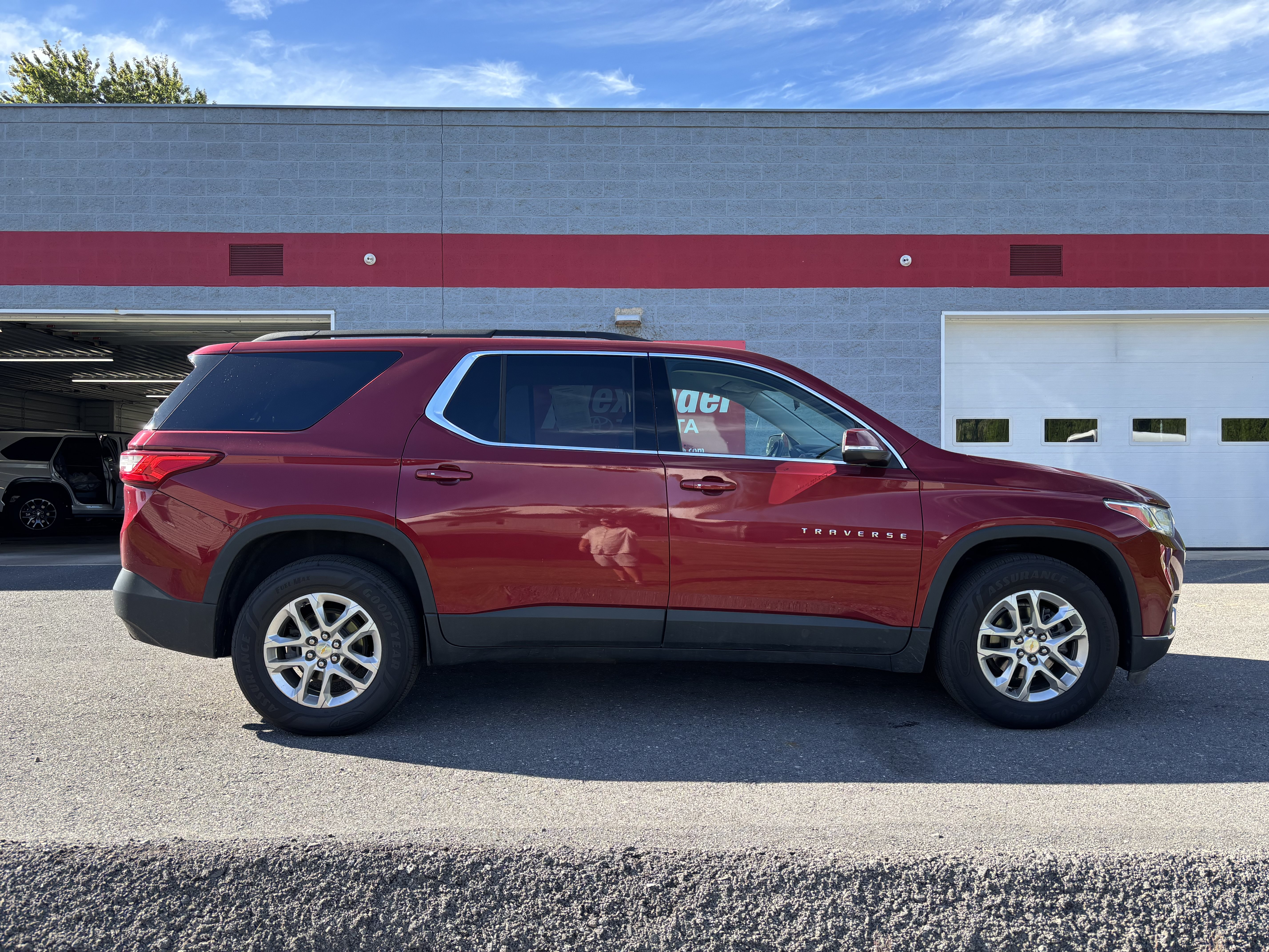 Used 2021 Chevrolet Traverse LT AWD/4WD image 2