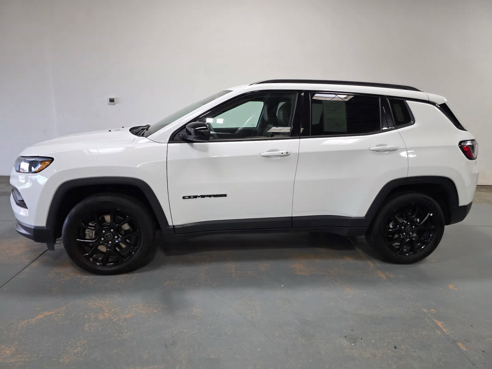 Used 2025 Jeep Compass Latitude w/ Convenience Group AWD/4WD image 3