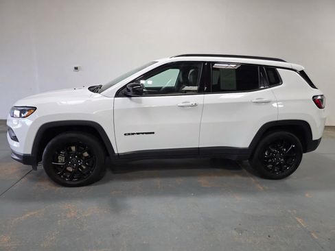 Used 2025 Jeep Compass Latitude w/ Convenience Group AWD/4WD image 3