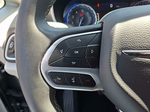 Used 2023 Chrysler Pacifica Touring-L FWD image 20