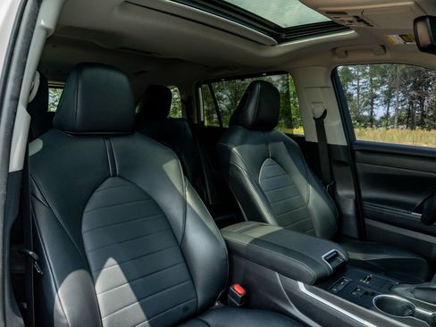 Used 2020 Toyota Highlander XLE FWD image 20