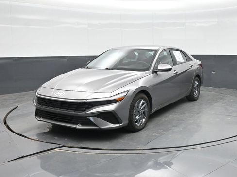 Used 2024 Hyundai Elantra SEL FWD image 17