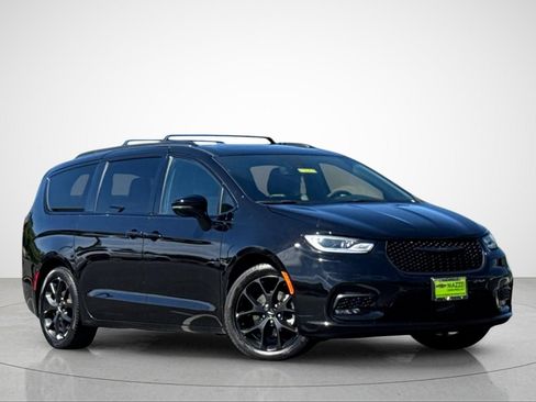 Used 2025 Chrysler Pacifica Limited FWD image 2