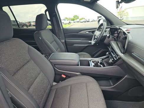 Used 2025 Chevrolet Traverse LT image 32