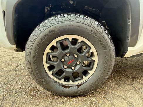 Used 2025 Toyota Tacoma TRD Off-Road AWD/4WD image 28