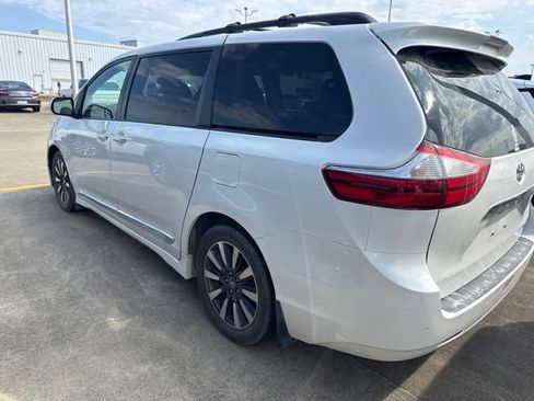 Used 2019 Toyota Sienna Limited Premium FWD image 3