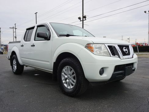 Used 2018 Nissan Frontier SV image 3