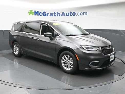 Used 2023 Chrysler Pacifica Touring-L FWD image 2