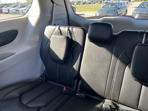 Used 2024 Chrysler Pacifica Touring-L FWD image 3