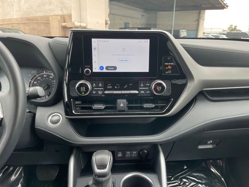 Used 2025 Toyota Highlander LE image 17