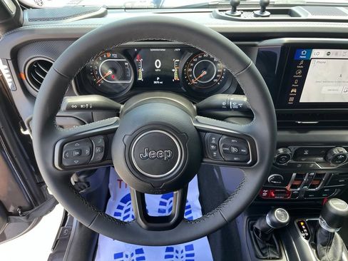 Used 2025 Jeep Gladiator Mojave AWD/4WD image 9