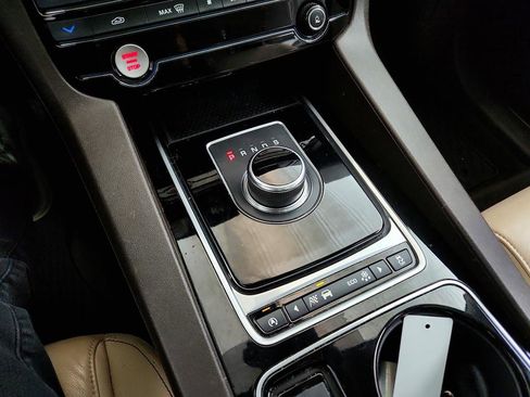 Used 2017 Jaguar F-PACE Prestige image 16