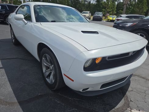 Used 2015 Dodge Challenger SXT RWD image 8