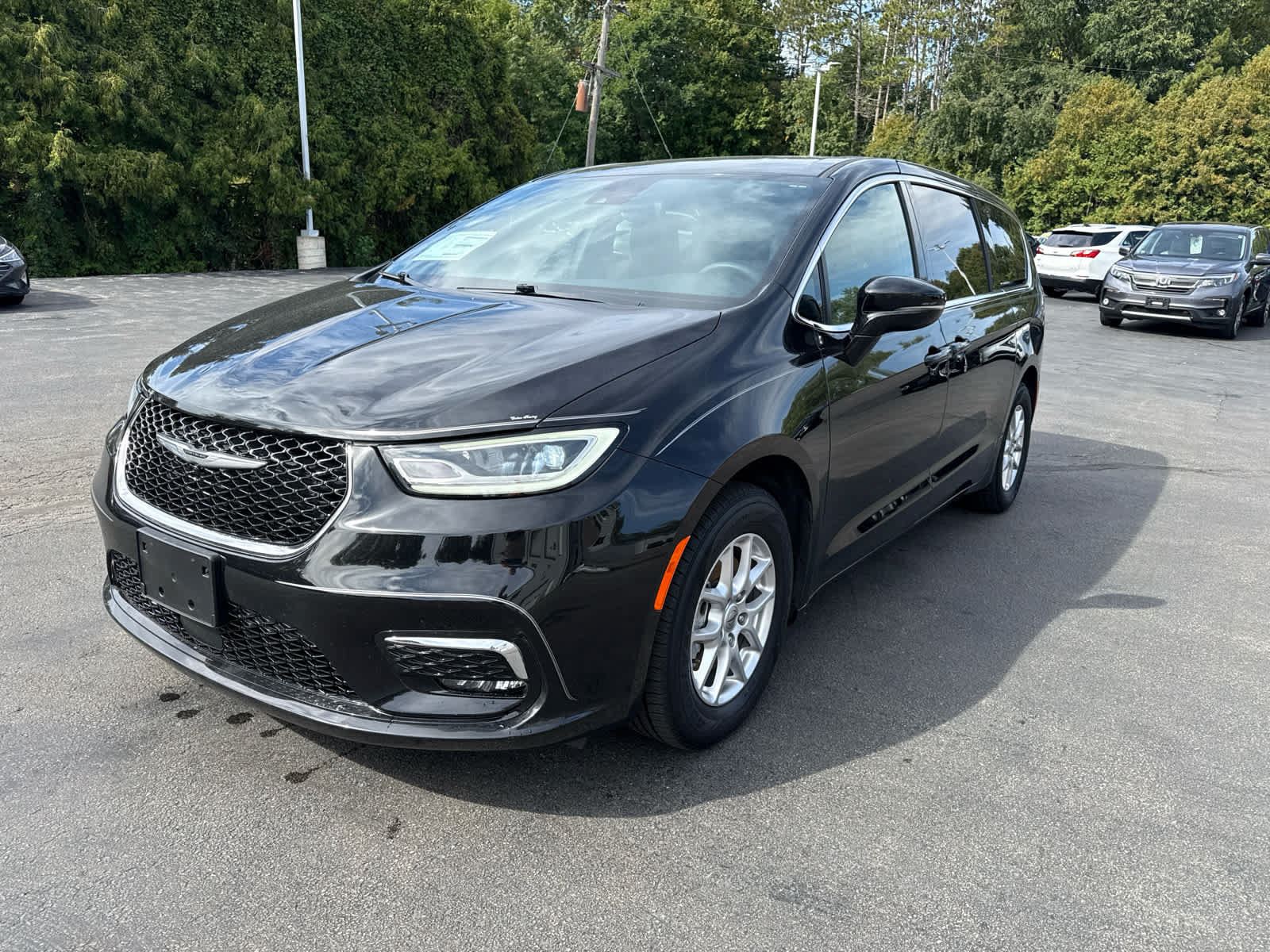 Used 2024 Chrysler Pacifica Touring FWD image 7