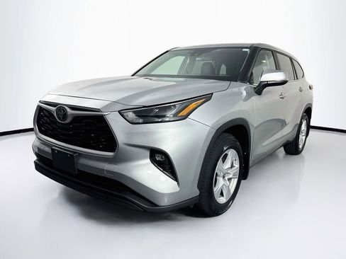 Used 2024 Toyota Highlander LE AWD/4WD image 3