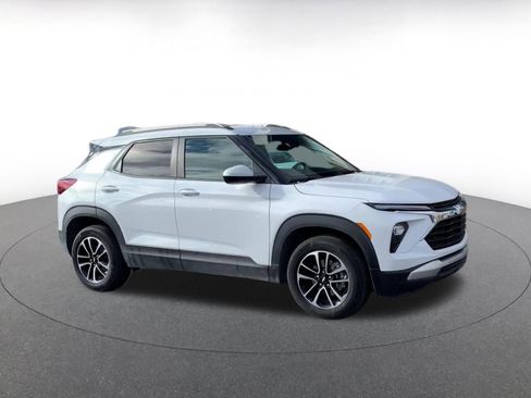 Used 2025 Chevrolet TrailBlazer LT image 2