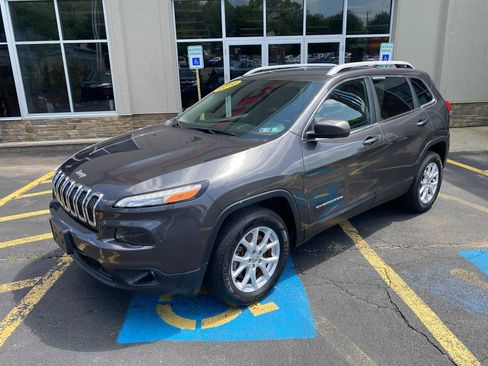 Used 2016 Jeep Cherokee Latitude w/ Comfort/Convenience Group AWD/4WD image 2
