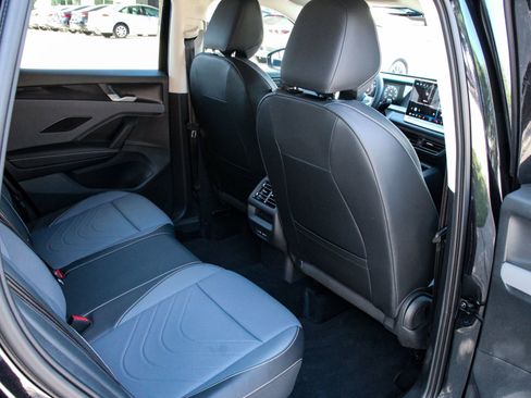Certified 2025 Volkswagen Tiguan SE FWD image 30