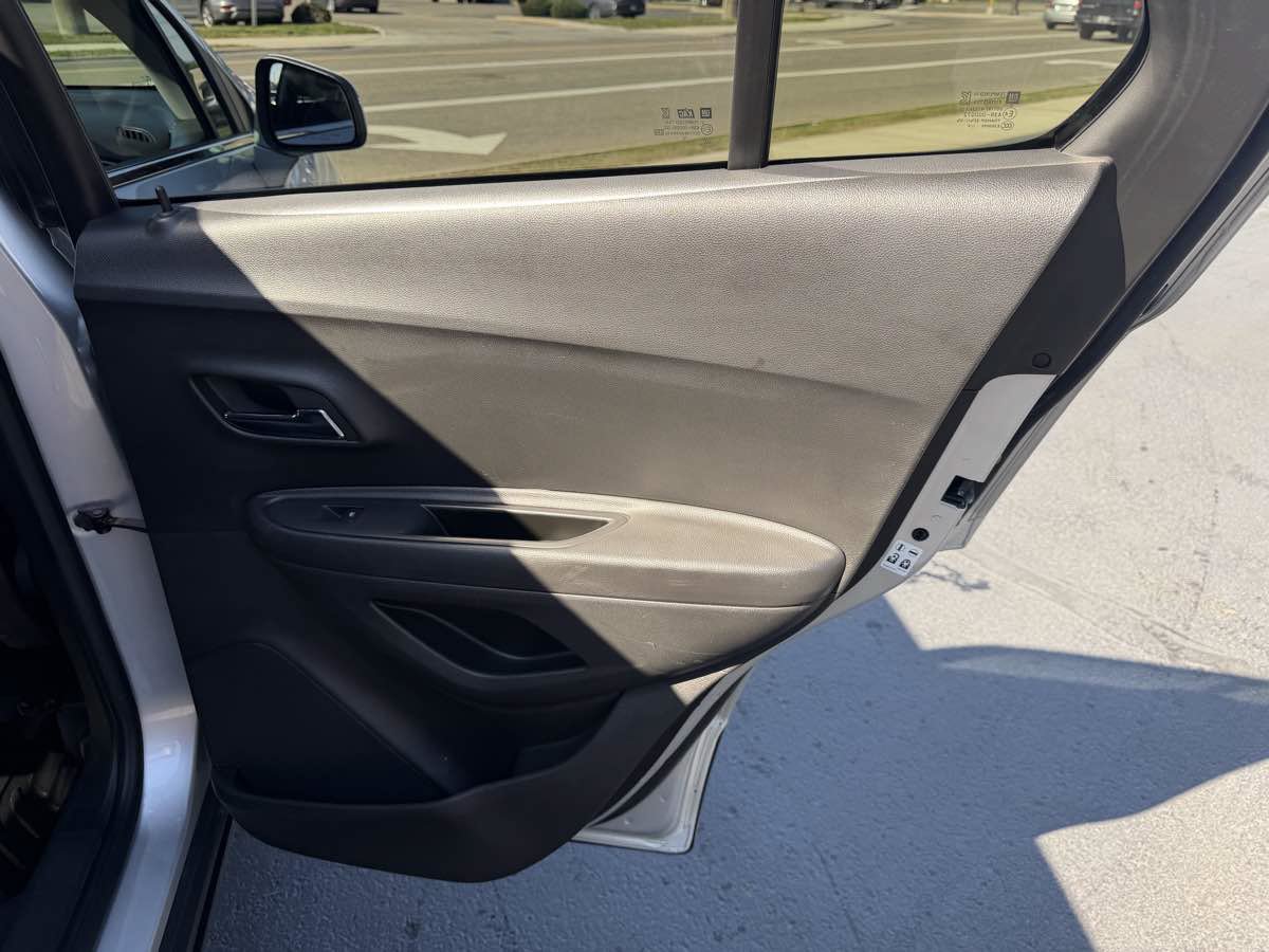 Used 2019 Chevrolet Trax LT w/ LT Convenience Package AWD/4WD image 17
