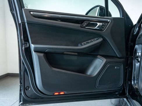 Certified 2026 Porsche Macan AWD/4WD image 12