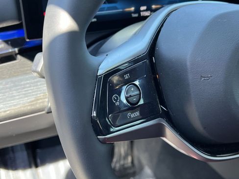 Used 2025 BMW i5 xDrive40 w/ Premium Package image 33