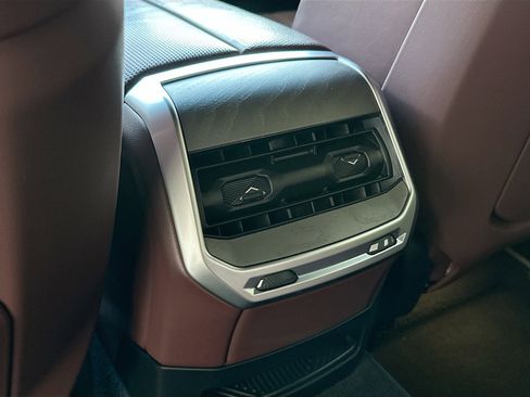 Used 2023 BMW 760i xDrive image 27