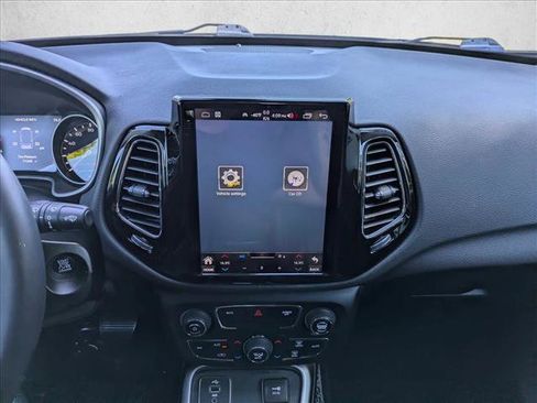 Used 2018 Jeep Compass Latitude w/ Popular Equipment Group FWD image 13